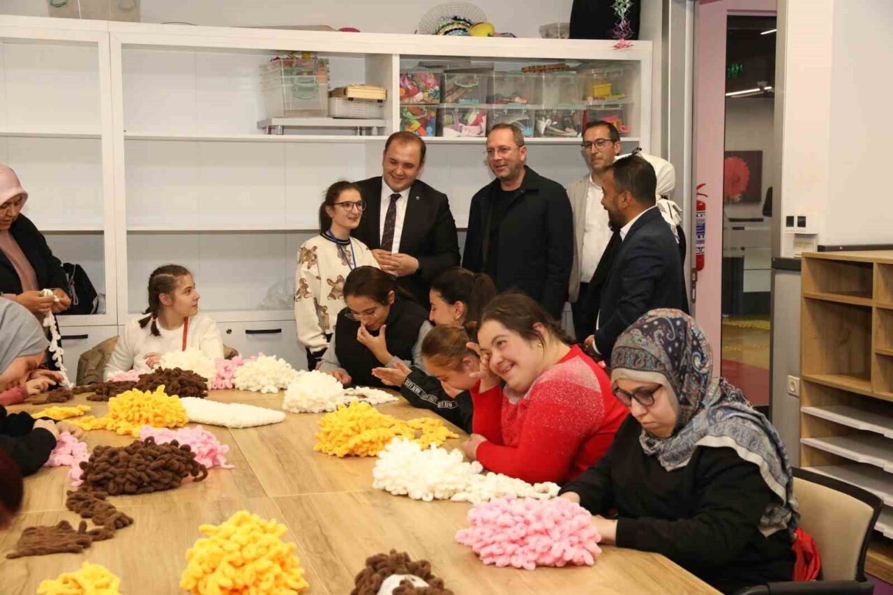 Kayseri Büyükşehir Belediyesi'nin desteklediği "Sevgi Örüyoruz" etkinliğinde, Besime Özderici Engelsiz