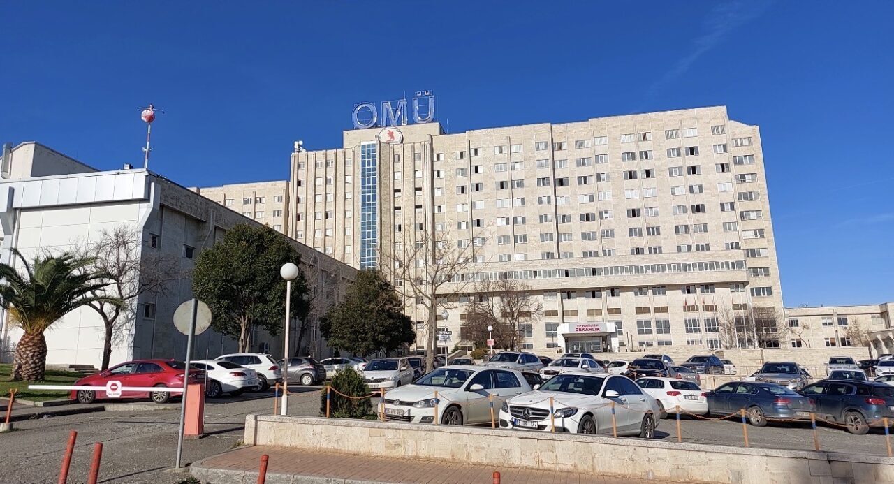 Samsun'da bir kolejde eğitim gören 5 öğrenci, öğle yemeğindeki hamburger