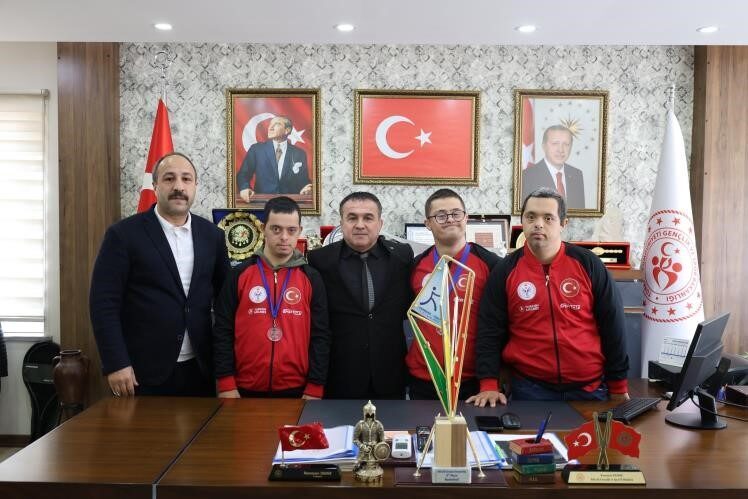 Down Sendromlu Basketbol Milli Takımı, Avrupa İkinciliği Sonrası Bilecik Gençlik Ve Spor İl Müdürü’nü Ziyaret Etti Down Sendromlu Basketbol Milli Takımı, İtalya'daki Avrupa Şampiyonası'nda Avrupa ikincisi