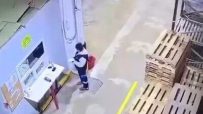 Bursa'nın Organize Sanayi Bölgesi'ndeki bir fabrikada, forkliftle dengesiz yerleştirilen paletler