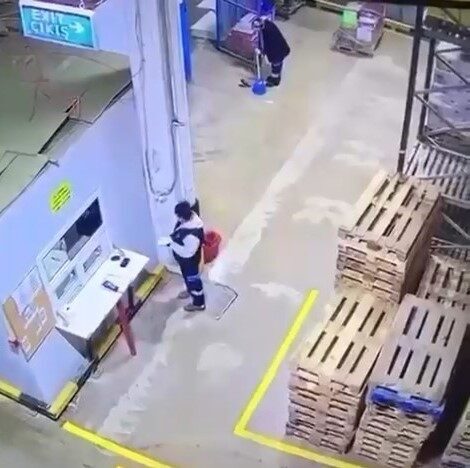 Bursa'nın Organize Sanayi Bölgesi'ndeki bir fabrikada, forkliftle dengesiz yerleştirilen paletler