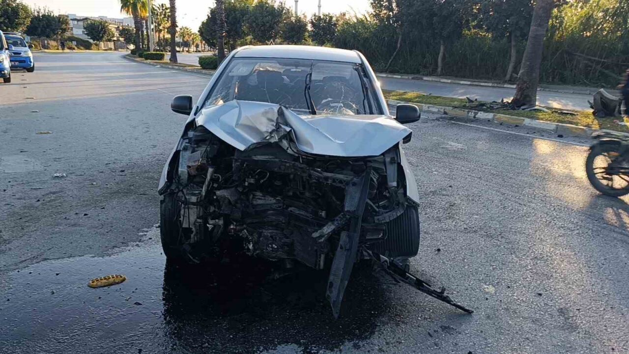 Manavgat’ta Virajı Alamayan Araç Palmiyeye Çarptı, Sürücü Yaralandı