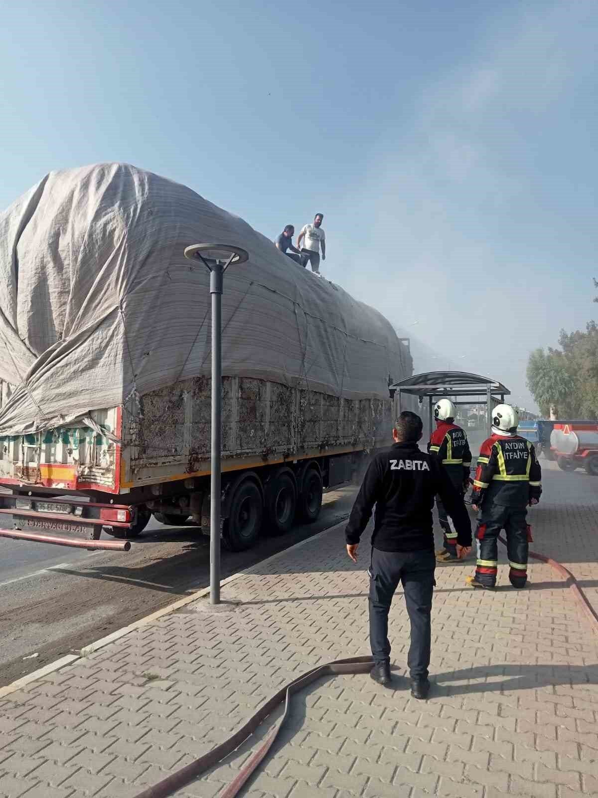 Aydın'ın Germencik ilçesinde pamuk yüklü bir tırda çıkan yangın, itfaiye