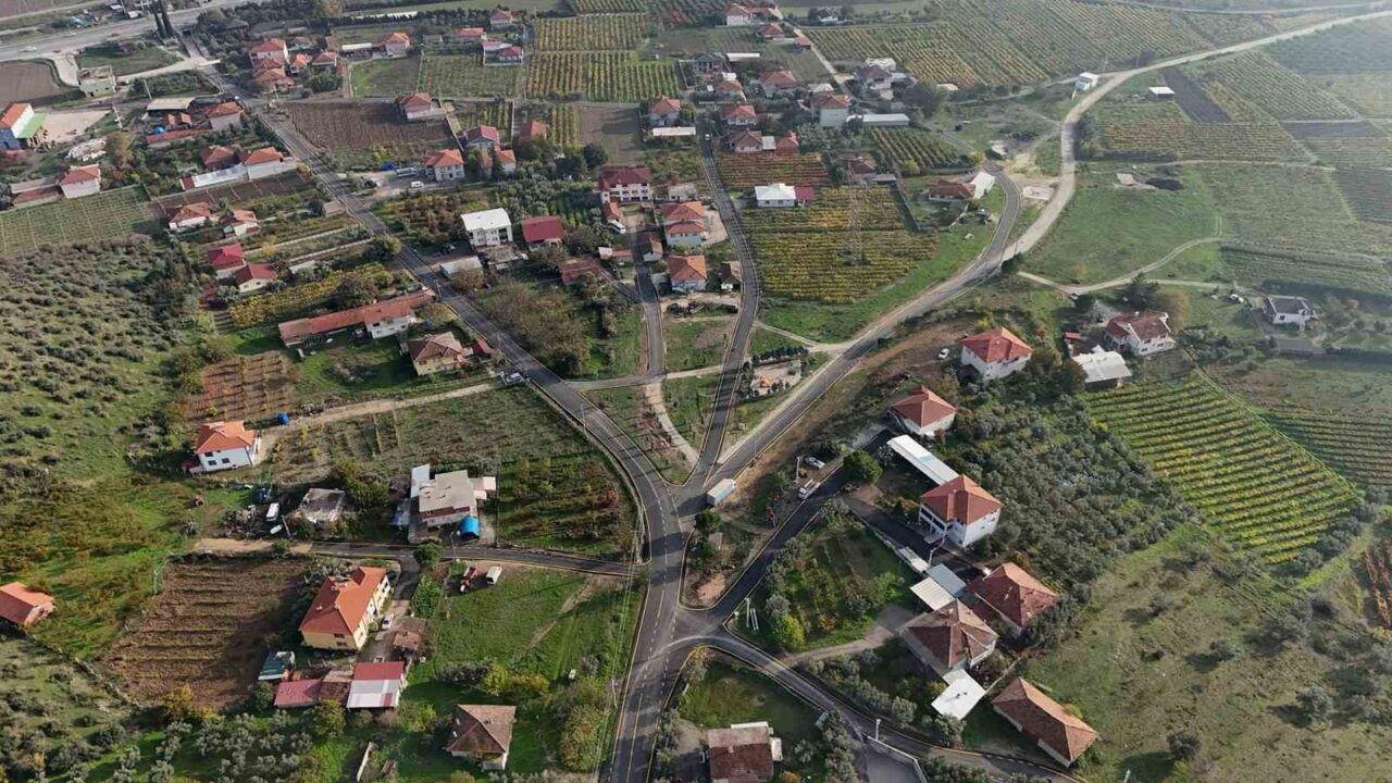 Sakarya Büyükşehir Belediyesi, Pamukova'da 16 kilometrelik sıcak asfalt çalışması yaparak