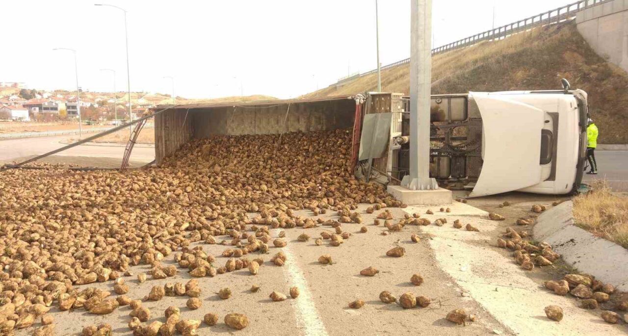 Kırşehir-Aksaray kara yolunda, 40 AAU 916 plakalı pancar yüklü kamyonun