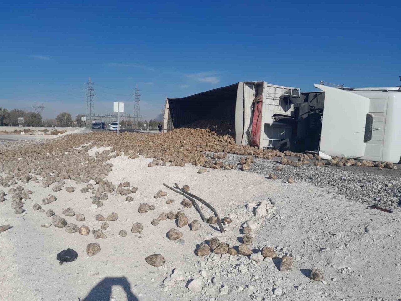 Konya'nın Karapınar ilçesinde R.Ü. yönetimindeki pancar yüklü tır, direksiyon hakimiyetinin