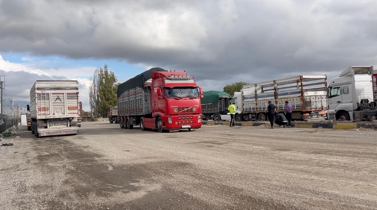 Eskişehir'de, pancar yüklü bir tır, polisin 'Dur' ihtarına uymayarak trafiği