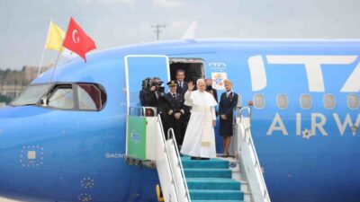 Papa 14. Leo, İstanbul'da gerçekleştirdiği temasların ardından Atatürk Havalimanı'nda gerçekleştirilen