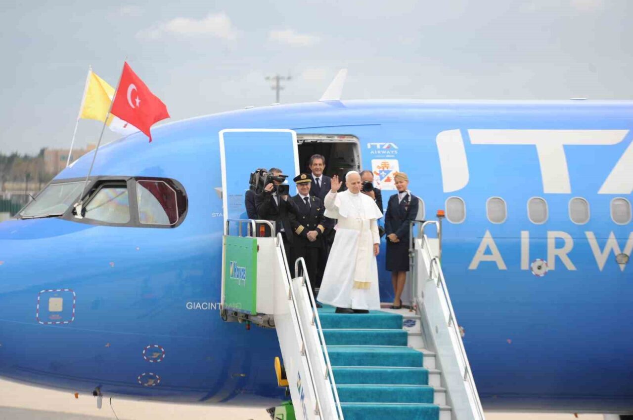 Papa 14. Leo, İstanbul'da gerçekleştirdiği temasların ardından Atatürk Havalimanı'nda gerçekleştirilen
