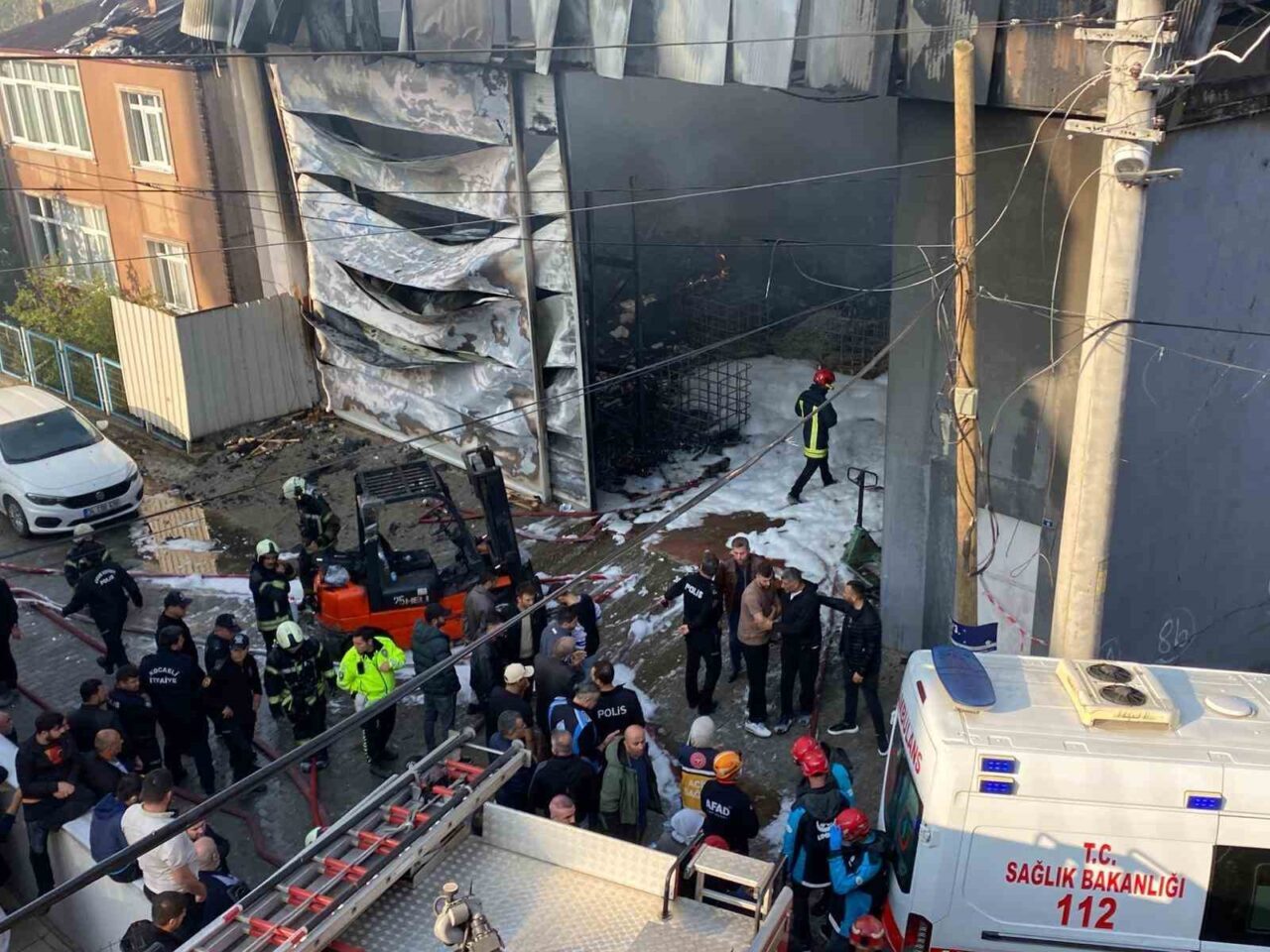 Kocaeli'nin Dilovası ilçesindeki parfüm dolum tesisinde çıkan yangında, içeride 4-5