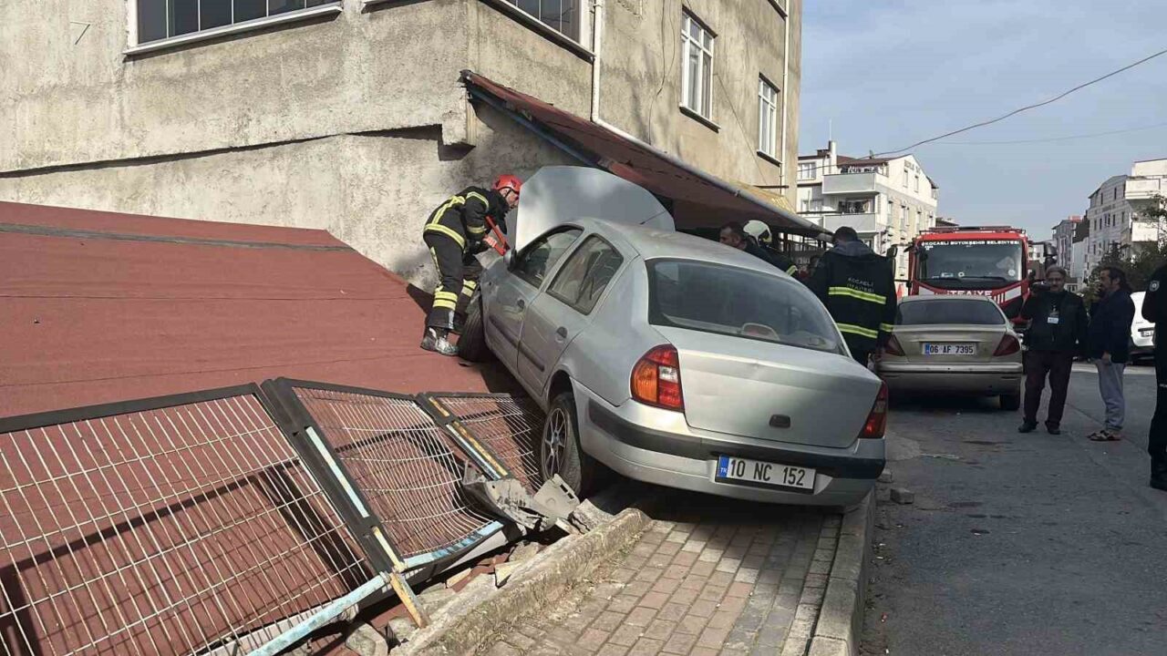 Kocaeli’de Kontrolü Kaybeden Araç, Çatıya Çıkarak Kazaya Neden Oldu