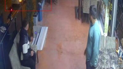 İstanbul Arnavutköy'de bir otomobil, park halindeki araca çarparak kaçtı. Olayda