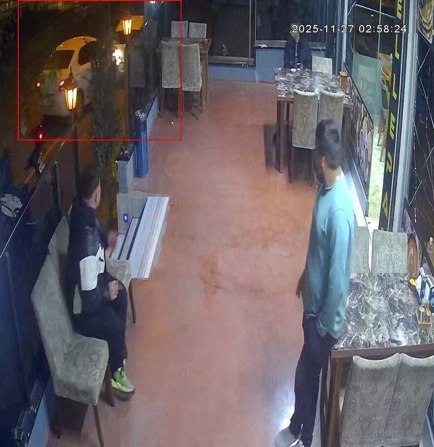 İstanbul Arnavutköy'de bir otomobil, park halindeki araca çarparak kaçtı. Olayda