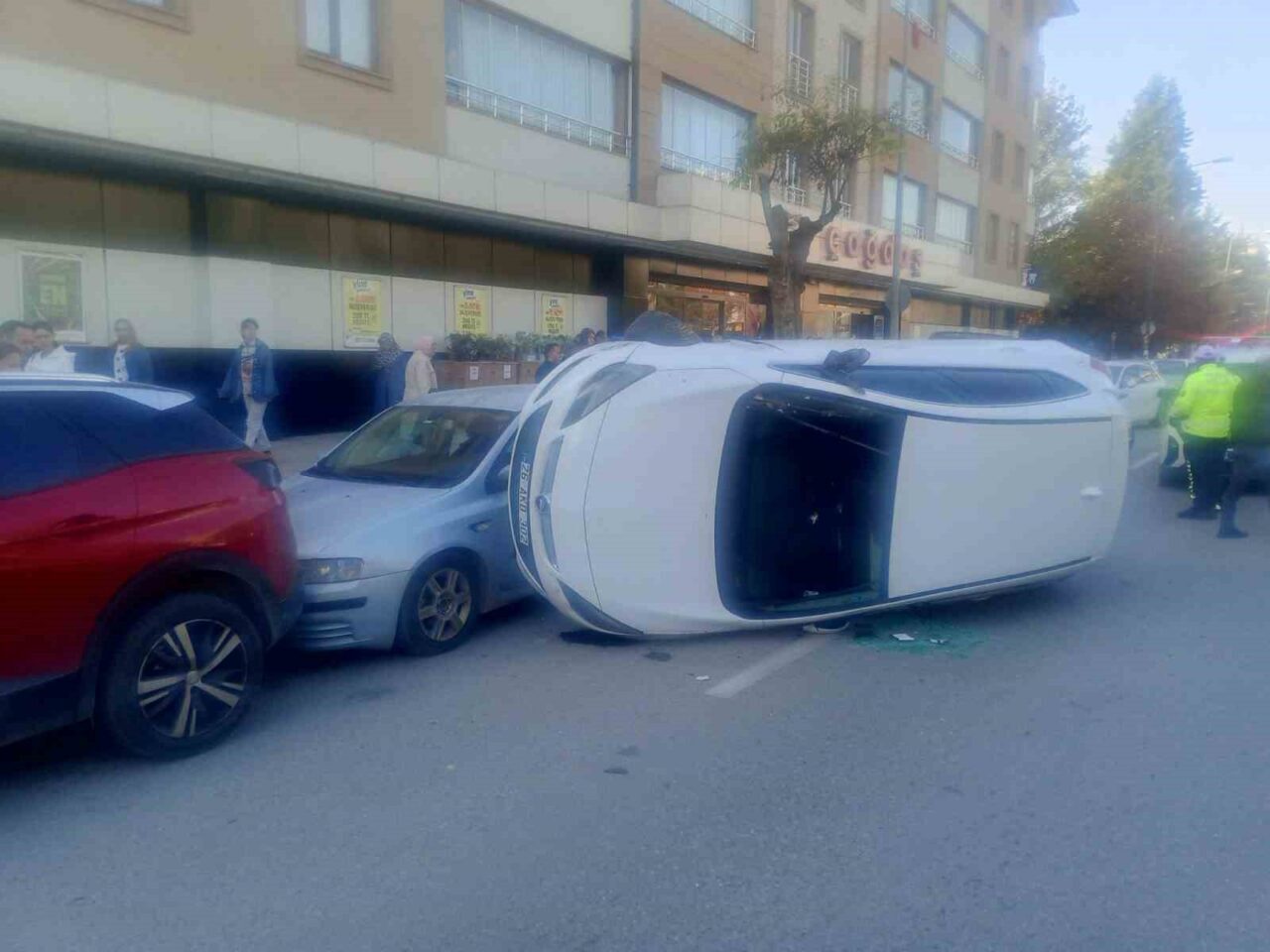Eskişehir'de Uluönder Mahallesi'nde İ.Y. yönetimindeki otomobil kontrolü kaybederek park halindeki