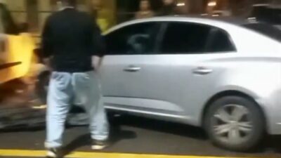 Bolu’nun Kültür Mahallesi’nde bir otomobil kazası, park halindeki iki araca