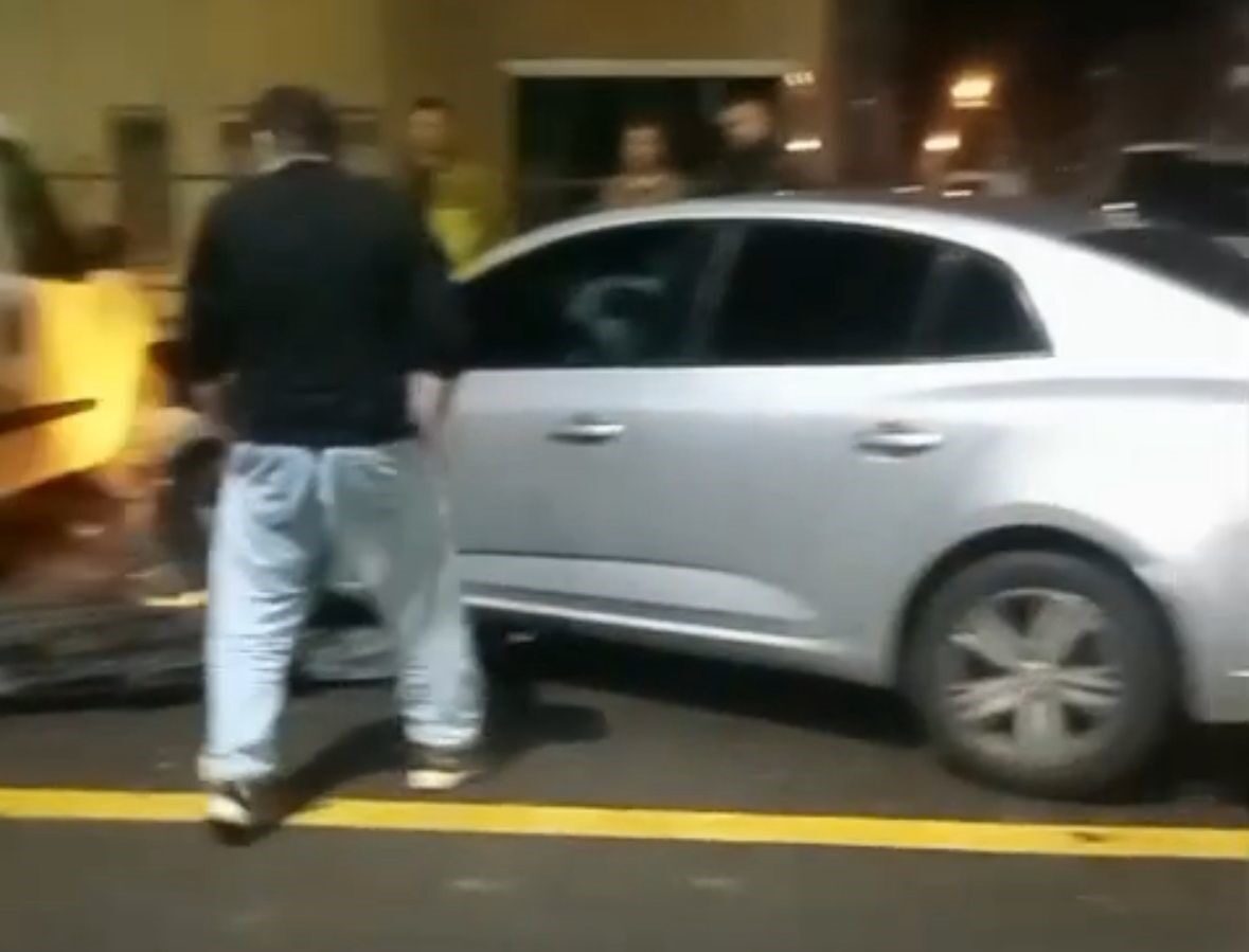 Bolu’nun Kültür Mahallesi’nde bir otomobil kazası, park halindeki iki araca