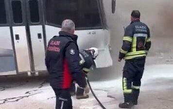 Elazığ'ın Sarayatik Mahallesi'nde park halinde bulunan bir midibüste yangın çıktı.