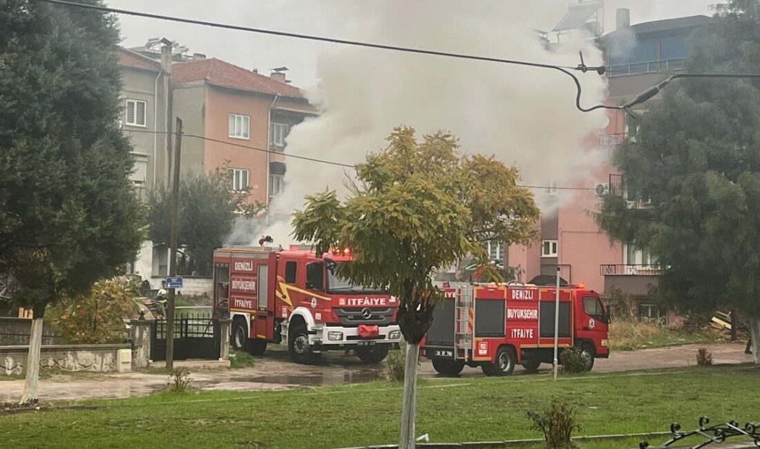 Denizli'nin Buldan ilçesinde park halindeki minibüs bilinmeyen bir sebeple yangın