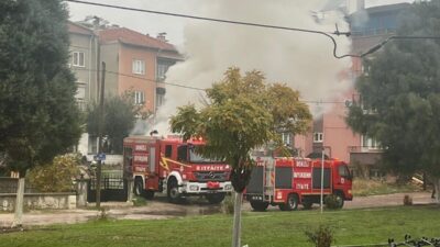 Denizli'nin Buldan ilçesinde park halindeki minibüs bilinmeyen bir sebeple yangın