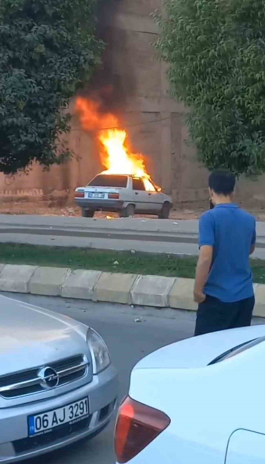 Şanlıurfa’da Park Halindeki Araç Alev Alev Yandı, Vatandaşlar Uyarıda Bulundu