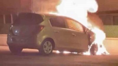 Karabük’te park halindeki Alpay Y.’ye ait bir otomobilde yangın çıktı