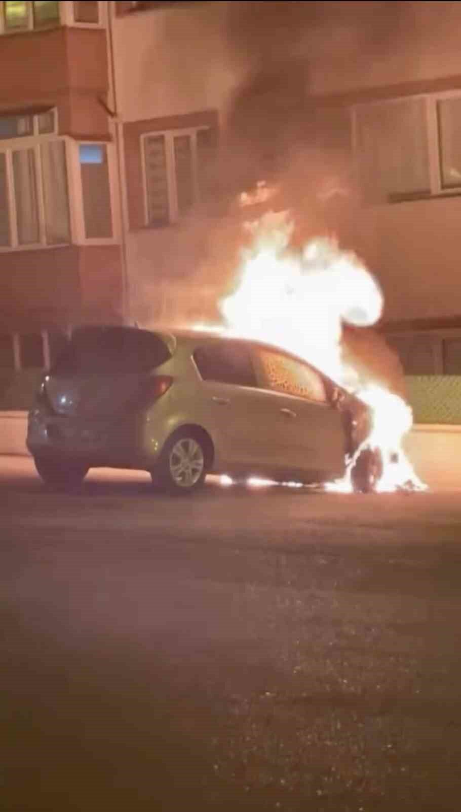 Karabük’te park halindeki Alpay Y.’ye ait bir otomobilde yangın çıktı