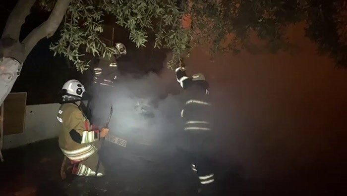 Hatay'ın İskenderun ilçesinde, Gültepe Mahallesi'nde park halindeki bir otomobil bilinmeyen