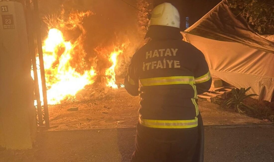 Hatay'ın Reyhanlı ilçesinde park halindeki bir BMW otomobil, bilinmeyen bir