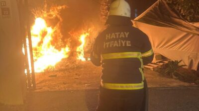 Hatay'ın Reyhanlı ilçesinde park halindeki bir BMW otomobil, bilinmeyen bir