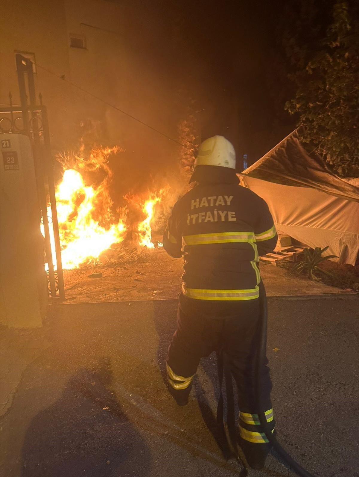 Hatay'ın Reyhanlı ilçesinde park halindeki bir BMW otomobil, bilinmeyen bir