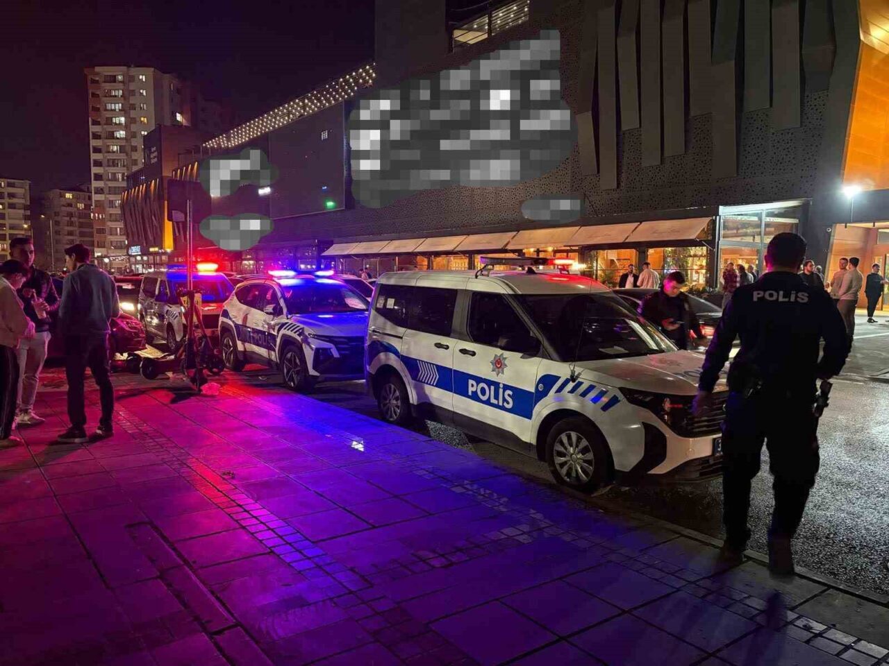 Kayseri'nin Kocasinan ilçesinde bir alışveriş merkezi önündeki parkta E.O. ve