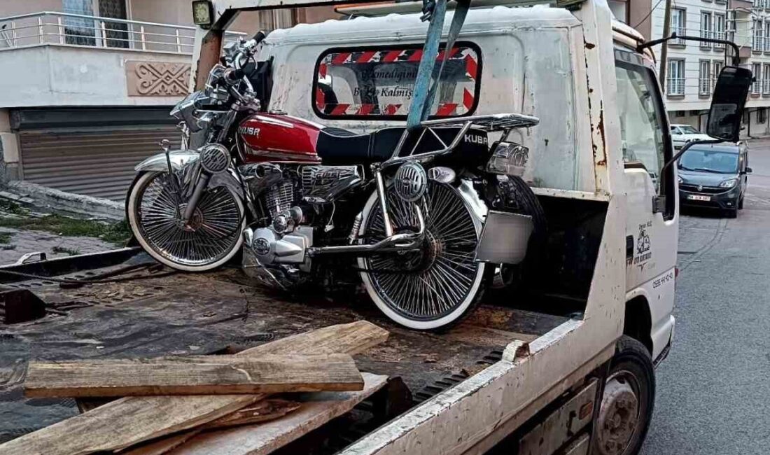 Sivas’ta huzuru bozan drift yapan motosiklet sürücüsü, polis tarafından yakalandı.