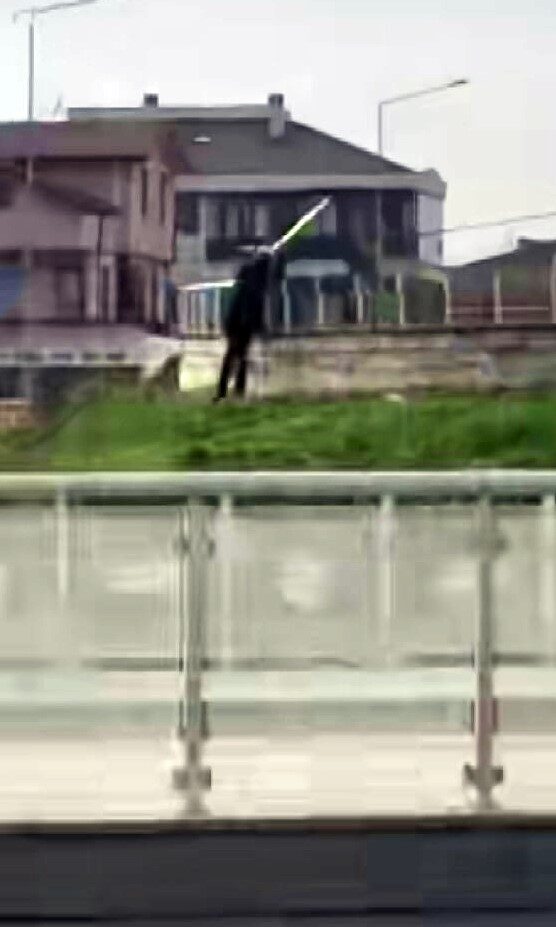 Sakarya'nın Serdivan ilçesindeki Yazlık Mahallesi'nde bir kişi, gündüz vakti parkın