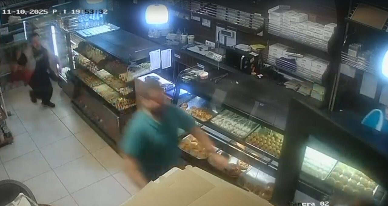 İzmir'in Karabağlar ilçesinde alkollü bir şahıs, bıçakla bir pastaneye girip