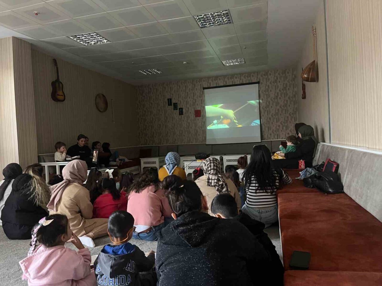 Patnos Spor ve Gençlik Merkezi'nde düzenlenen sinema etkinliği, yoğun katılımla