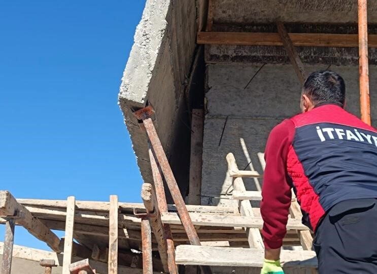 Patnos’taki İnşaatta Beton Parçasının Düşmesi Sonucu İki İşçi Yaralandı