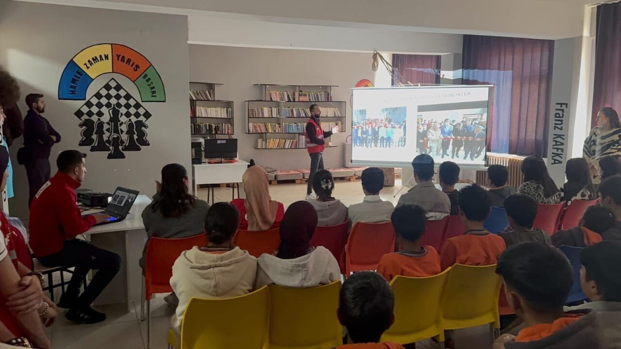 Patnos'ta Kızılay Haftası etkinlikleri çerçevesinde düzenlenen seminerlerde öğrenciler, Türk Kızılayı'nın