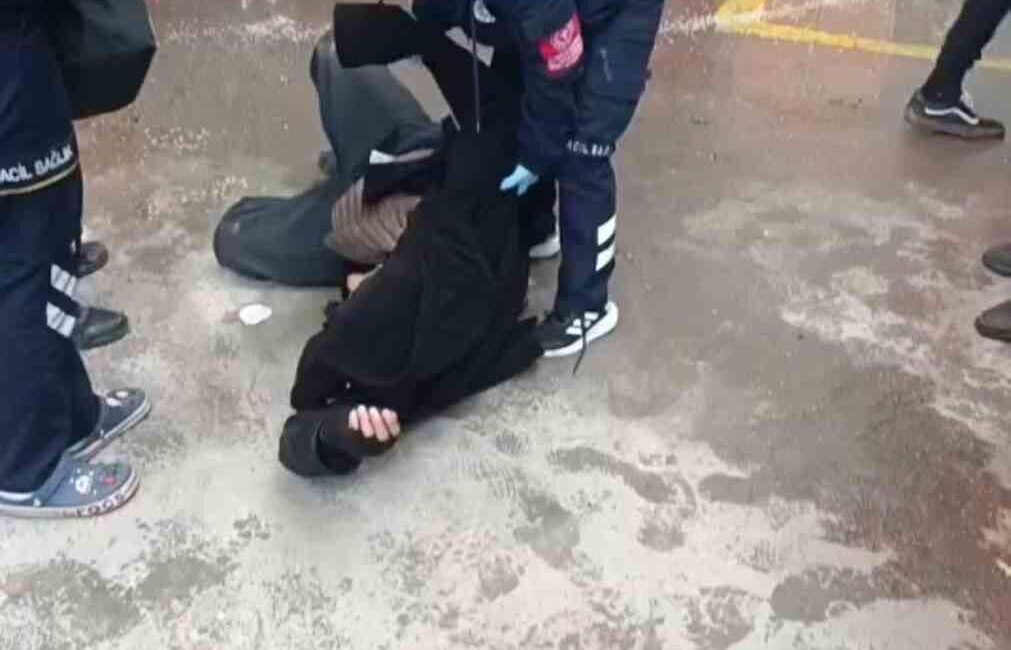 Bursa’da Kapalı Pazar Alanında Trafo İle İlgili Yangın Korkuttu, Bir Kişi Dumandan Etkilendi Bursa'nın Yıldırım ilçesindeki Teleferik Kapalı Pazar Alanı'nda trafo odasından yükselen