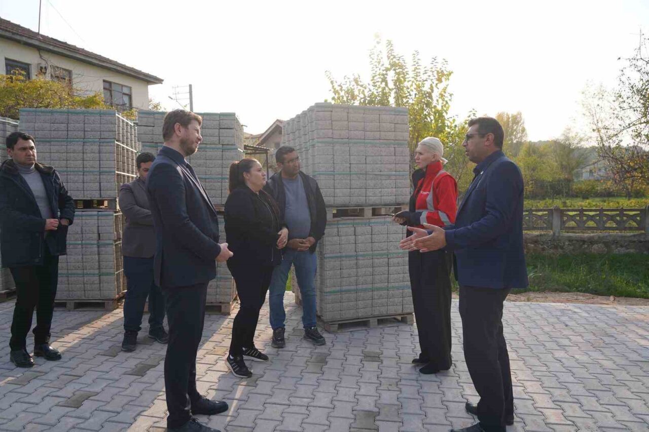 Bilecik Belediye Başkanı Melek Mızrak Subaşı, Pelitözü Mahallesi'ndeki kilit parke