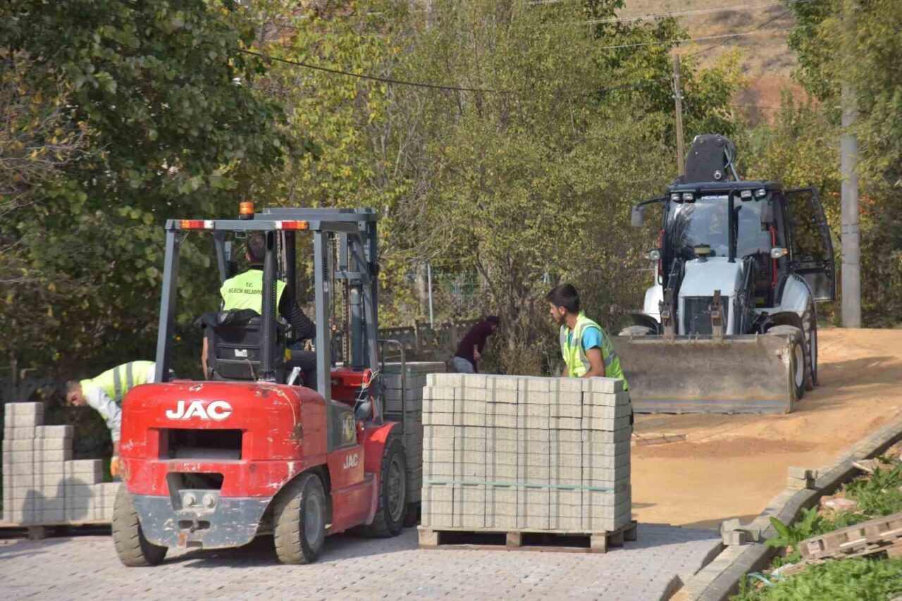 Bilecik Belediyesi, Pelitözü Mahallesi'nde kilit parke taşı döşeme çalışmaları gerçekleştirerek