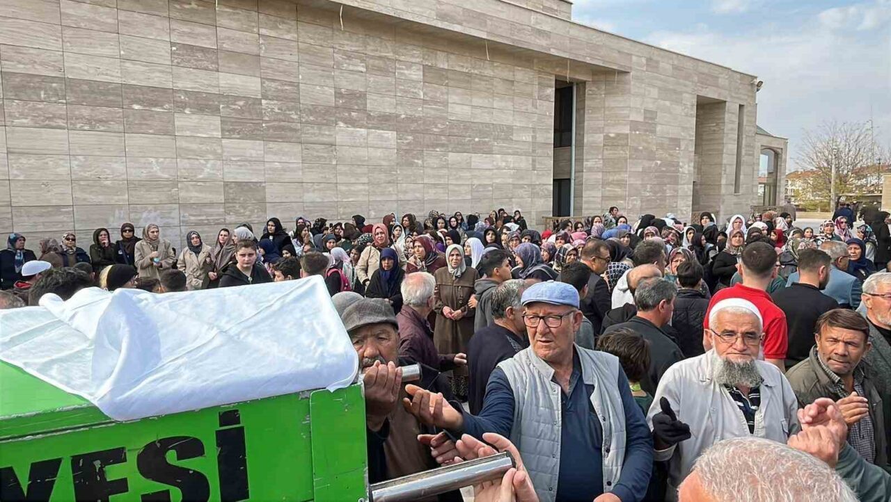 Karaman'da 5. kattaki balkon penceresinden düşen İngilizce öğretmeni Ebru Koçak