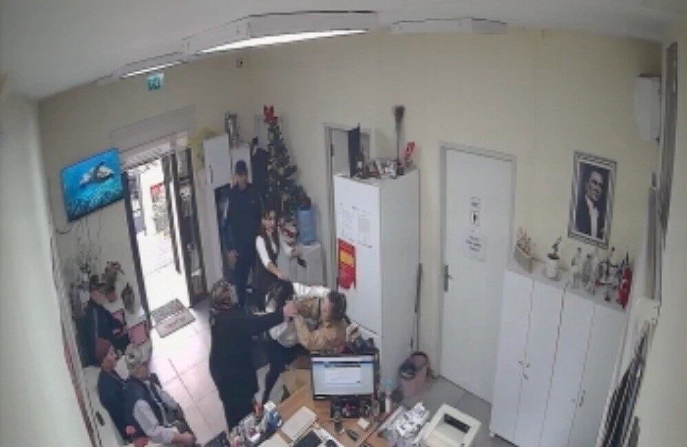 Pendik’te Muhtar Belge Talebini Reddeden Kadına Saldırı Ortaya Çıktı Pendik'teki muhtarlıkta "fakirlik belgesi" almak isteyen bir kadın, muhtar Sayın