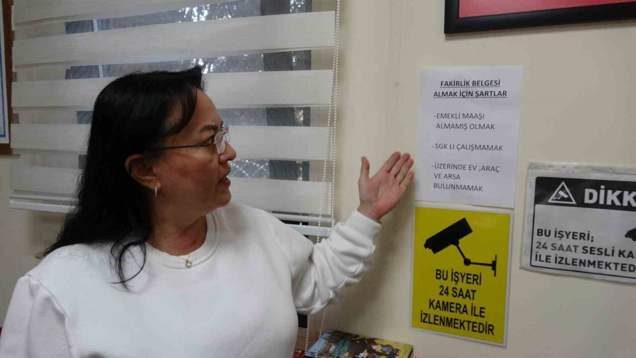 Pendik'te "fakirlik belgesi" almak isteyen bir kadın, muhtar Aysun Güler'e