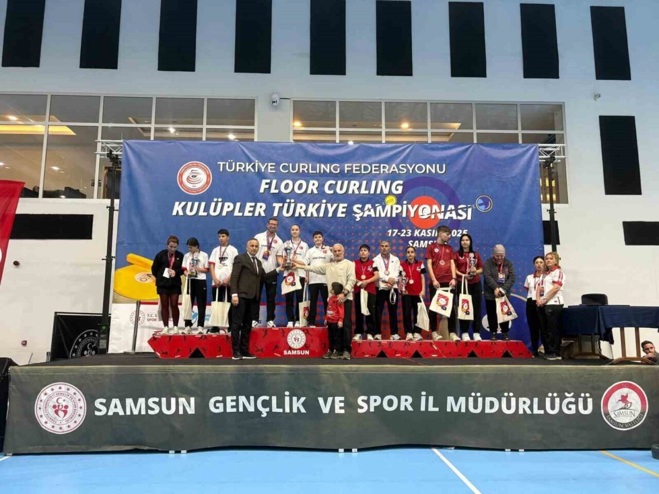 Samsun'daki Floor Curling Kulüpler Türkiye Şampiyonası'nda Pınarhisar Gençlik Spor Kulübü,