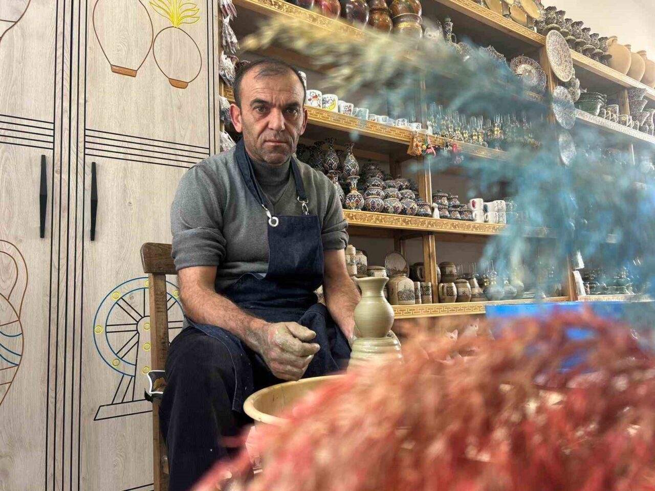 Van'da çömlek sanatçısı Osman Eşme, 3 bin yıllık Urartu çömlekçilik