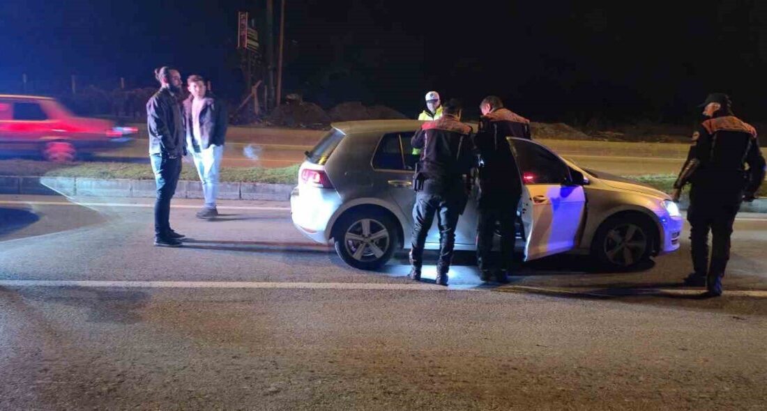 Bartın’da Dur İhtarına Uymayan Sürücü, Polis Kovalamacasının Ardından Yakalandı Bartın'da yapılan trafik uygulamasında, dur ihtarına uymayan 74 BM 622