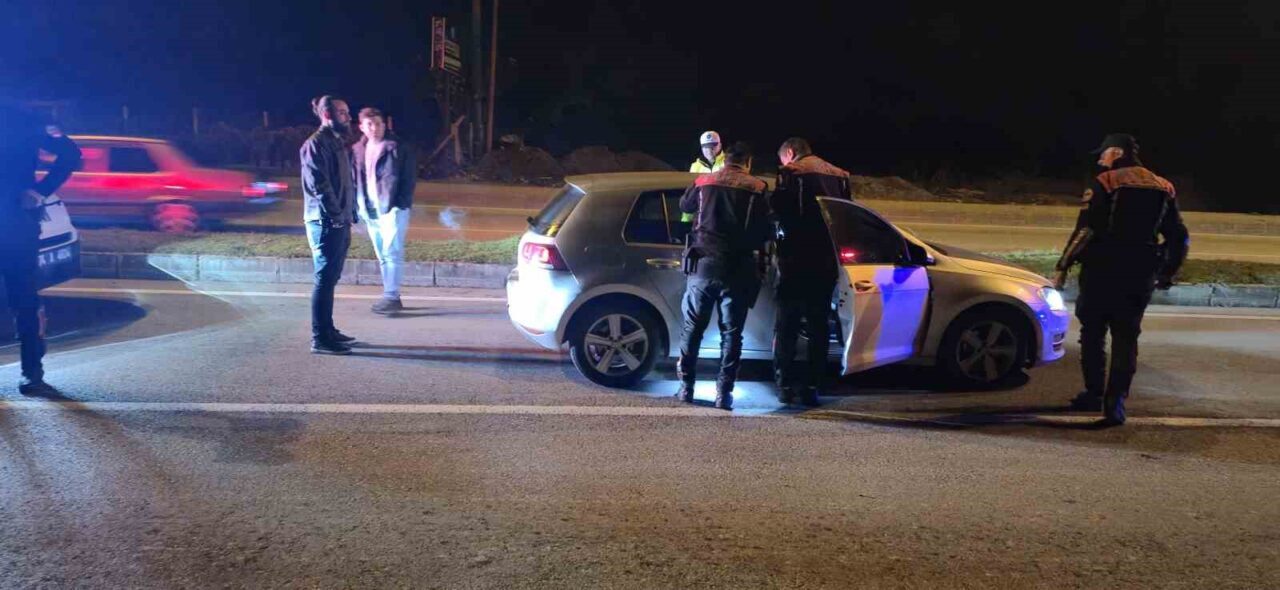 Bartın'da yapılan trafik uygulamasında, dur ihtarına uymayan 74 BM 622