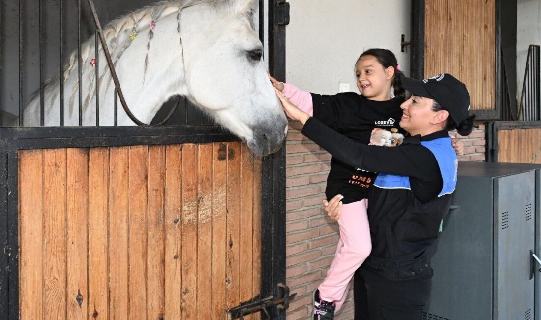 Adana’da Lösemi Hastası Çocuklar, Polislerle Birlikte Uçan Balonlar Bıraktı Adana'da 30 lösemi hastası çocuk, Emniyet Müdürlüğü ekipleriyle birlikte Atlı