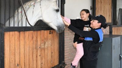 Adana'da 30 lösemi hastası çocuk, Emniyet Müdürlüğü ekipleriyle birlikte Atlı