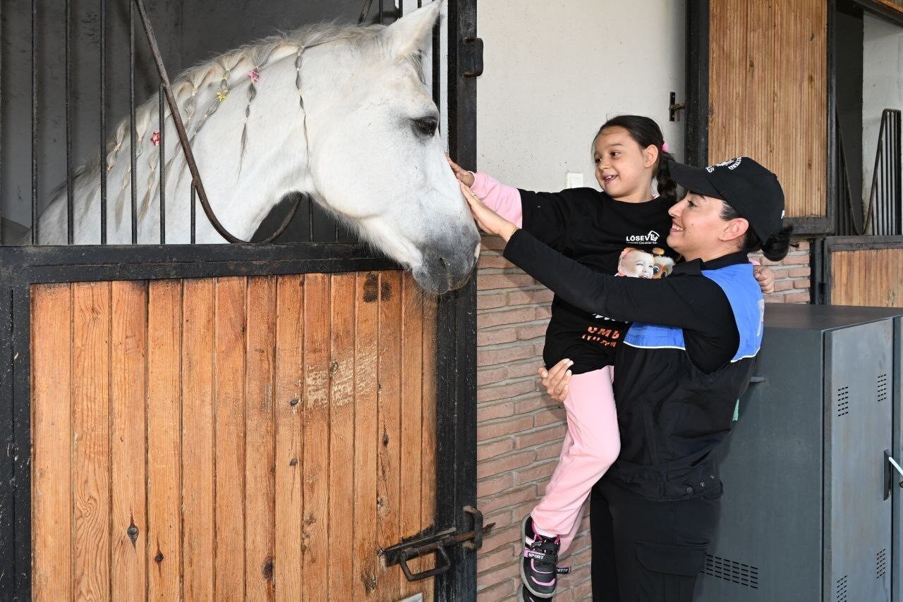 Adana'da 30 lösemi hastası çocuk, Emniyet Müdürlüğü ekipleriyle birlikte Atlı